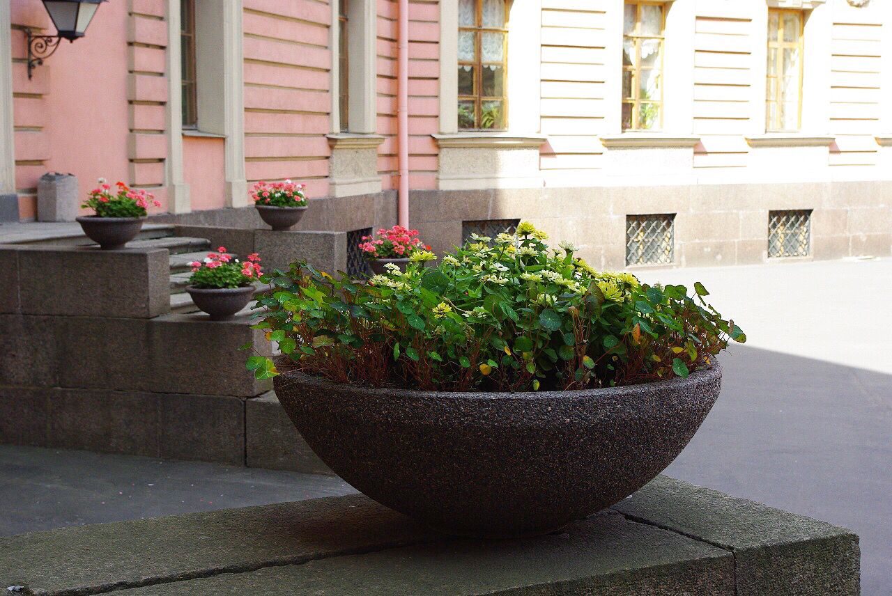 Бетонные цветочницы для озеленения площадок перед зданиями