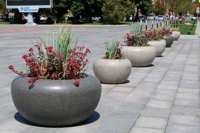 Значение уличных бетонных цветочниц для города