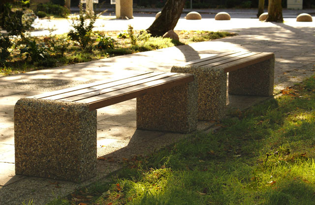 Бетонные скамейки в оформлении дворовых и парковых территорий